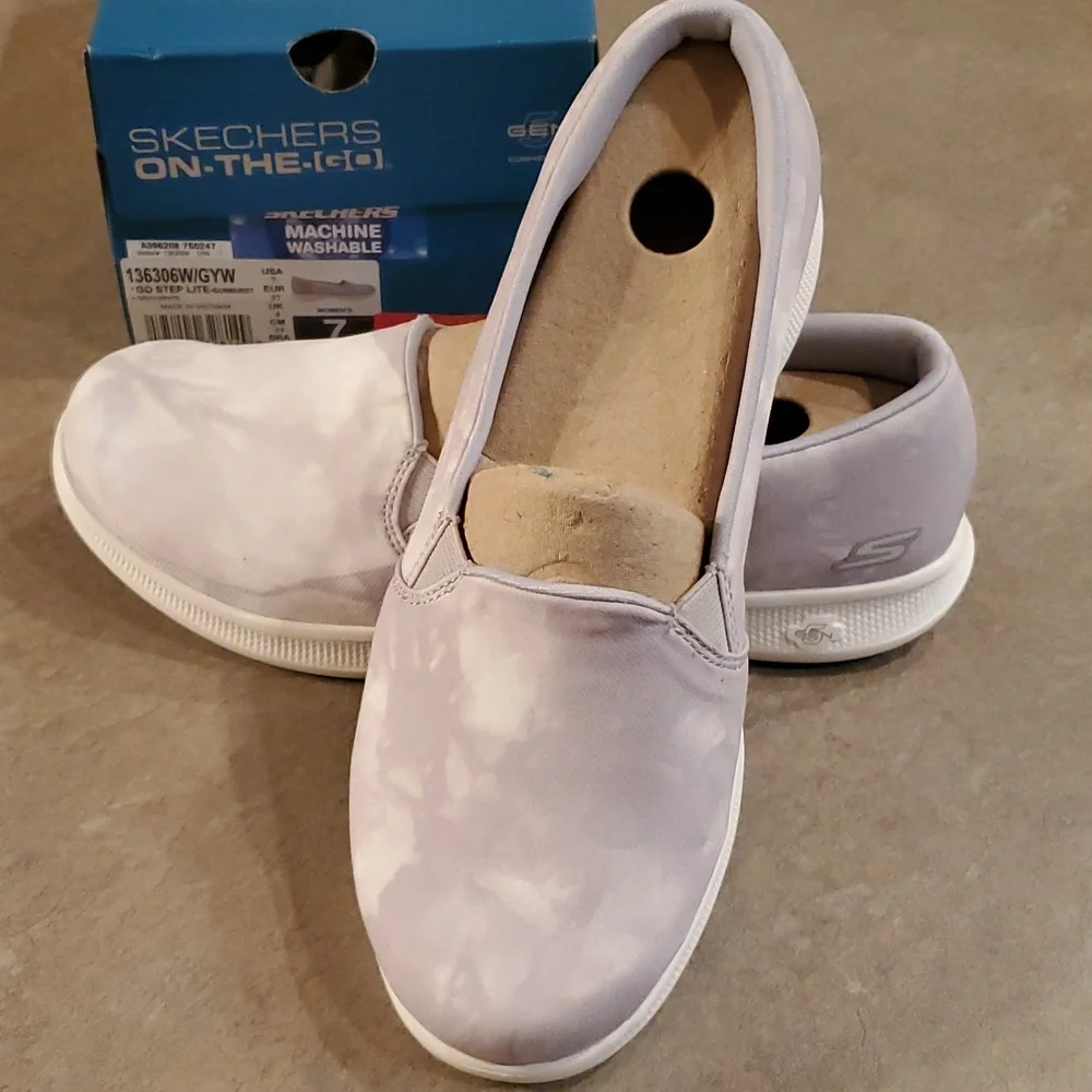 SKECHERS Slip On Shoes Goga Mat Insoles Grey & White Tie Dye Size 7 Wide - Picture 1 of 9